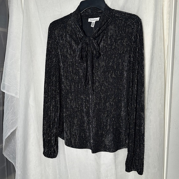 3/$20 💥 Long Sleeve Keyhole Bow Mock Neck Black & Silver Shimmery Blouse NWT - Picture 15 of 17